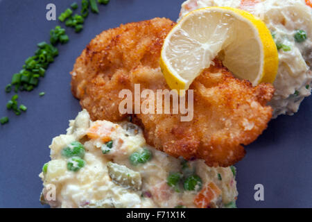 Kartoffelsalat, traditionelles tschechisches Essen, serviert Weihnachtsessen mit einem Karpfen oder Wiener schnitzel Stockfoto