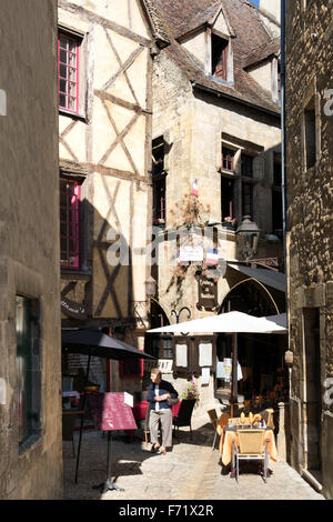 Eine kurvenreiche Straße in der mittelalterlichen Stadt von Sarlat-la-Caneda im Südwesten Frankreichs Stockfoto