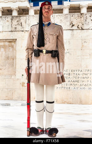 Griechischer Soldat, ein Evzone, auf Wache außerhalb des Parlamentsgebäudes, Athen, Griechenland Stockfoto