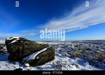 Januar, winter Schnee Blick über Froggatt Rand und großen Moor; Derbyshire County; Peak District National Park; England; UK Stockfoto