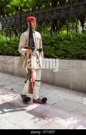 Griechischer Soldat, ein Evzone, vor dem Präsidentenpalast, Athen, Griechenland Stockfoto