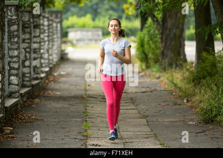 Junge Mädchen beim Jogging. Stockfoto