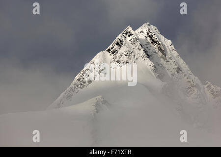 Gipfel des Mt. Großglockner mit Wolken, Nationalpark Hohe Tauern, Kärnten, Austria, Europe Stockfoto