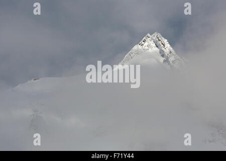 Gipfel des Mt. Großglockner mit Wolken, Nationalpark Hohe Tauern, Kärnten, Austria, Europe Stockfoto