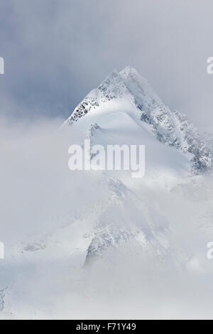 Gipfel des Mt. Großglockner mit Wolken, Nationalpark Hohe Tauern, Kärnten, Austria, Europe Stockfoto