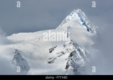 Gipfel des Mt. Großglockner mit Wolken, Nationalpark Hohe Tauern, Kärnten, Austria, Europe Stockfoto