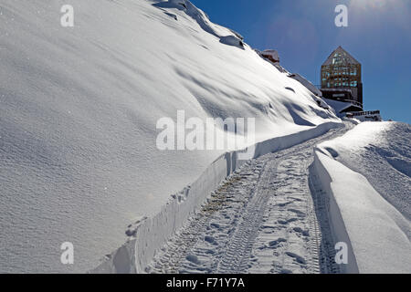 Trail zu Wilhelm Swarovski Observatory mit tiefem Schnee, Großglockner, Nationalpark Hohe Tauern, Tirol, Österreich, Europa Stockfoto
