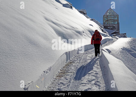 Trail zu Wilhelm Swarovski Observatory mit tiefem Schnee, Großglockner, Nationalpark Hohe Tauern, Tirol, Österreich, Europa Stockfoto