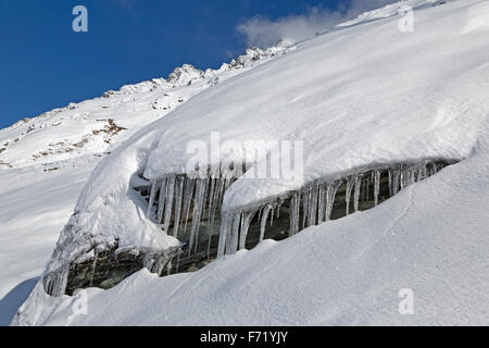 Eiszapfen an einem Berg Gesicht, Nationalpark Hohe Tauern, Österreich, Europa Stockfoto