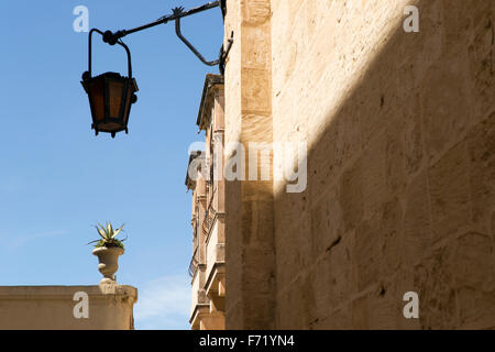 Streetview mit Lampe und blauer Himmel in Mdina auf Malta Stockfoto