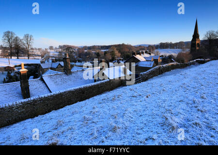 Januar Winterschnee, Cottages im Dorf Edensor; Chatsworth Anwesen, Derbyshire; Peak District National Park; England; UK Stockfoto