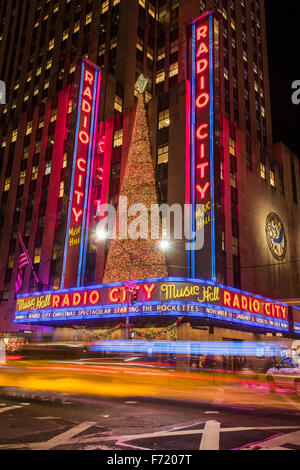 Nachtansicht der Radio City Music Hall, Rockefeller Center, Manhattan, New York, USA Stockfoto