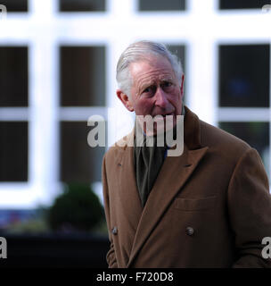 Dorchester, England. 23. November 2015. Der Prinz von Wales, Prinz Charles, besucht neue Entwicklungen bei Verkehrssysteme, Dorchester Credit: David Partridge) / Alamy Live News Stockfoto