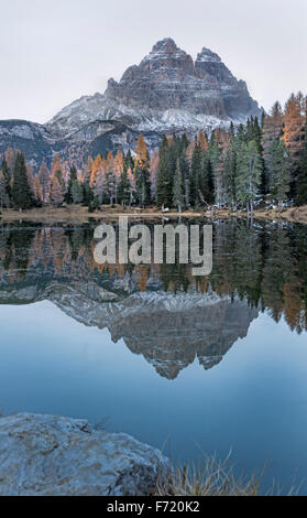 Lago d'Antorno im Herbst, Naturpark Drei Zinnen, Dolomiten, Südtirol, Italien, Europa Stockfoto