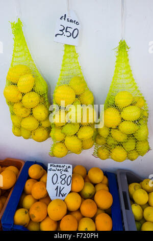 Zitronen und Orangen zu verkaufen Stockfoto