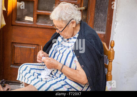 Ältere Frau häkeln, in das Dorf Pyrgi, Chios, Griechenland Stockfoto