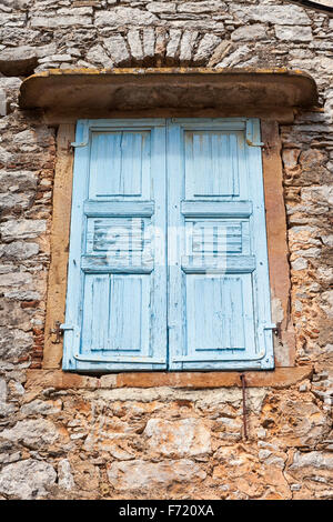 Alte Fensterläden an einem Gebäude in der Ortschaft Mesta, Chios, Griechenland Stockfoto