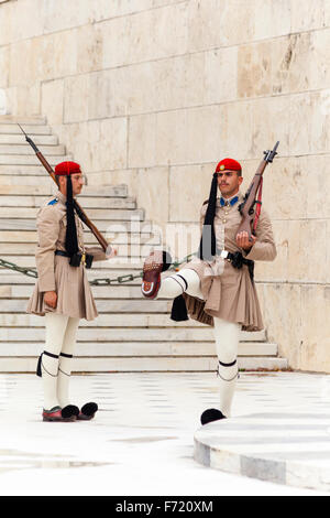 Griechische Soldaten, Evzonen, außerhalb des Parlamentsgebäudes, Athen, Griechenland Stockfoto