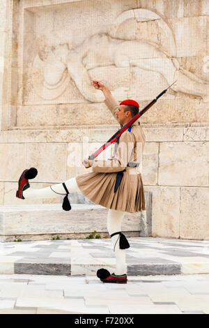 Griechischer Soldat, ein Evzone, neben dem Grab des unbekannten Soldaten außerhalb Parlamentsgebäude, Athen, Griechenland Stockfoto