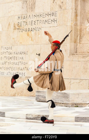 Griechischer Soldat, ein Evzone, neben dem Grab des unbekannten Soldaten außerhalb Parlamentsgebäude, Athen, Griechenland Stockfoto