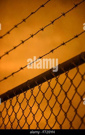 Detail eines Teils der Sicherheitszaun und Stacheldraht Stockfoto