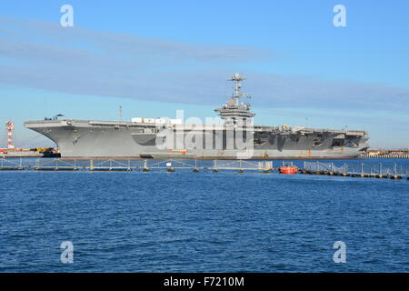 US Naval Flugzeugträger CVN-75, USS Harry Truman zwischen Bereitstellungen in 2015 in der Norfolk Naval Ship Yard Stockfoto