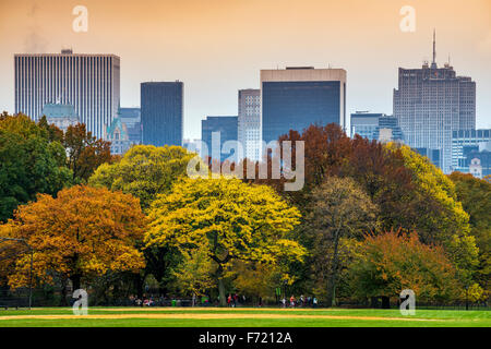 Herbstfarben am Central Park, Manhattan, New York, USA Stockfoto