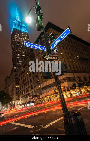 Nachtansicht der niedrigen Winkel auf das Empire State Building mit Petrol Farbe leuchten, Manhattan, New York, USA Stockfoto