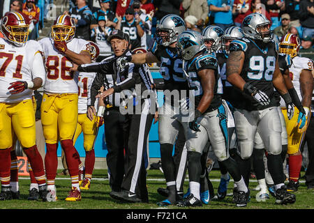 Charlotte, North Carolina, USA. 22. November 2015. NC, die Carolina Panthers Verteidigung bekommt ein weiterer Umsatz gegen die Washington Redskins in einem NFL Spiel am 22. November 2015, bei der Bank of America in Charlotte, North Carolina. Die Panthers besiegten die Redskins 44-16.Margaret Bowles/CSM/Alamy Live News Stockfoto
