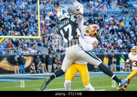 Charlotte, North Carolina, USA. 22. November 2015. NC, Carolina Panthers Wide Receiver Devin Funchess #17 zieht in einem Durchgang über die Hände der Washington Redskins Cornerback Chris Culliver #29 auf 22. November 2015, bei der Bank of America in Charlotte, North Carolina. Die Panthers besiegten die Redskins 44-16.Margaret Bowles/CSM/Alamy Live News Stockfoto