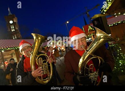 Berlin, Deutschland. 23. November 2015. Zwei Männer spielen Weihnachtslieder auf ihre Tuben auf dem Weihnachtsmarkt in Rotes Rathaus (Rotes Rathaus) in Berlin, Deutschland, 23. November 2015. Foto: Paul Zinken/Dpa/Alamy Live News Stockfoto