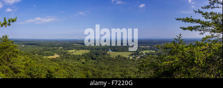 Panoramablick von der Spitze eines kleinen Berges Stockfoto