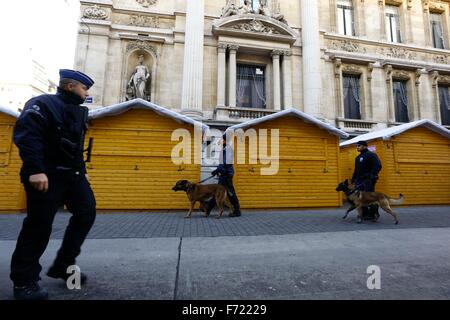 Brüssel, Belgien. 23. November 2015. Polizisten patrouillieren außerhalb der Börse-Center in der Innenstadt von Brüssel, Hauptstadt von Belgien, 23. November 2015. Brüssel ist am dritten Tag der Lockdown unter eine maximale Terrorwarnstufe mit Schulen, Einkaufszentren und u-Bahn fahren. Bildnachweis: Ye Pingfan/Xinhua/Alamy Live-Nachrichten Stockfoto