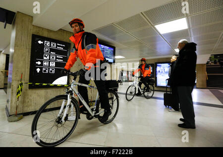 Brüssel, Belgien. 23. November 2015. Fahrrad montiert Polizisten patrouillieren am Brüsseler Hauptbahnhof in der Innenstadt von Brüssel, Hauptstadt von Belgien, 23. November 2015. Brüssel ist am dritten Tag der Lockdown unter eine maximale Terrorwarnstufe mit Schulen, Einkaufszentren und u-Bahn fahren. Bildnachweis: Ye Pingfan/Xinhua/Alamy Live-Nachrichten Stockfoto