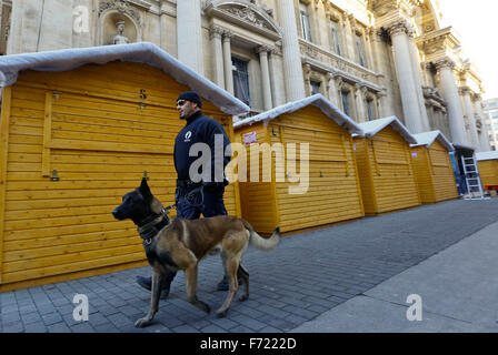 Brüssel, Belgien. 23. November 2015. Ein Polizist patrouilliert außen Börse Center in der Innenstadt von Brüssel, Hauptstadt von Belgien, 23. November 2015. Brüssel ist am dritten Tag der Lockdown unter eine maximale Terrorwarnstufe mit Schulen, Einkaufszentren und u-Bahn fahren. Bildnachweis: Ye Pingfan/Xinhua/Alamy Live-Nachrichten Stockfoto