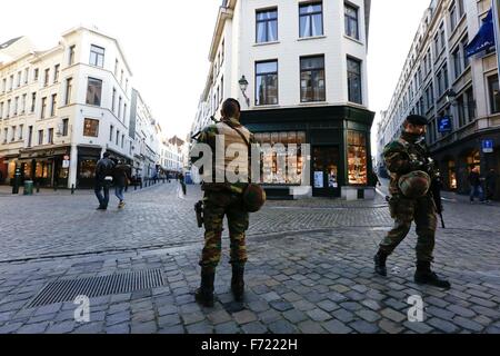 Brüssel, Belgien. 23. November 2015. Soldaten bewachen eine Kreuzung im Zentrum von Brüssel, Hauptstadt von Belgien, 23. November 2015. Brüssel ist am dritten Tag der Lockdown unter eine maximale Terrorwarnstufe mit Schulen, Einkaufszentren und u-Bahn fahren. Bildnachweis: Ye Pingfan/Xinhua/Alamy Live-Nachrichten Stockfoto