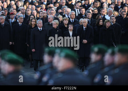 Hamburg, Deutschland. 23. November 2015. German chancellor Angela Merkel (C) und andere Gäste besuchen Sie die offizielle Trauerfeier für Altbundeskanzler Helmut Schmidt in Hamburg, Deutschland, am 23. November 2015. Zwei Wochen nach dem Tod des deutschen Ex-Bundeskanzler Helmut Schmidt, nahm Staats- und Regierungschefs Deutschlands Abschied, der ehemalige Anführer am Montag in Hamburg. Bildnachweis: Zhang Fan/Xinhua/Alamy Live-Nachrichten Stockfoto