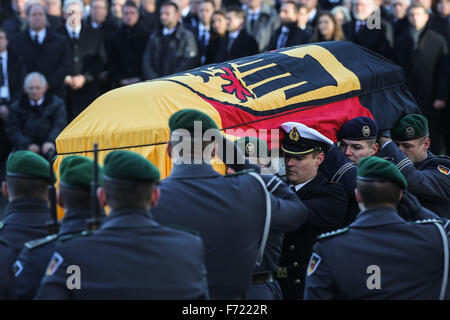 Hamburg, Deutschland. 23. November 2015. Ehrengarde begleitet den Sarg des ehemaligen deutschen Bundeskanzlers Helmut Schmidt während der offiziellen Trauerfeier in Hamburg, Deutschland, am 23. November 2015. Zwei Wochen nach dem Tod des deutschen Ex-Bundeskanzler Helmut Schmidt, nahm Staats- und Regierungschefs Deutschlands Abschied, der ehemalige Anführer am Montag in Hamburg. Bildnachweis: Zhang Fan/Xinhua/Alamy Live-Nachrichten Stockfoto