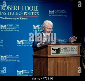 Lawrence, Kansas, USA. 23. November 2015. Ehemaligen Präsidenten William Jefferson Clinton wird Robert J. Dole Institute der Politik Führung prämiert. Präsident Clinton ist mit dem Award für sein Vermächtnis der Überparteilichkeit und wirtschaftlicher Expansion während seiner Zeit als die Nationen 42. Präsidenten geehrt. Kredit: Kredit: mark Reinstein/Alamy Live-Nachrichten Stockfoto