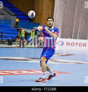 Kiew, UKRAINE - 18. Oktober 2014: Inal Aflitulin des Motors steuert eine Kugel während der Europäischen Handball-Champions-League-Spiel gegen Stockfoto