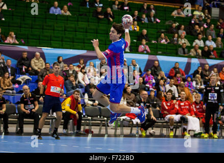 Kiew, UKRAINE - 18. Oktober 2014: Oleg Skopintsev Motor Angriffe während der Europäischen Handball-Champions-League-Spiel gegen Aalborg Stockfoto