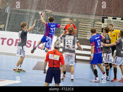 Kiew, UKRAINE - 18. Oktober 2014: Sergiy Onufrienko Motor (#33) Angriffe während der Europäischen Handball-Champions-League-Spiel gegen Aalborg Stockfoto