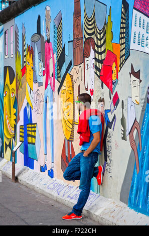 BERLIN, Deutschland - 2. Juli 2014: Fragment der East Side Gallery in Berlin. Es ist ein 1,3 km langer Teil der original Berliner Mauer welche c Stockfoto