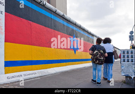 BERLIN, Deutschland - 2. Juli 2014: Fragment der East Side Gallery in Berlin. Es ist ein 1,3 km langer Teil der original Berliner Mauer welche c Stockfoto