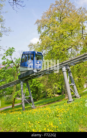 Die Schloßbergbahn (Englisch: Castle Hill Railway) ist eine Standseilbahn in der Stadt Freiburg Im Breisgau, Deutschland Stockfoto