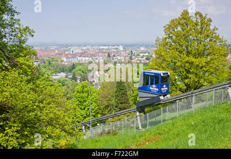 Die Schloßbergbahn (Englisch: Castle Hill Railway) ist eine Standseilbahn in der Stadt Freiburg Im Breisgau, Deutschland Stockfoto