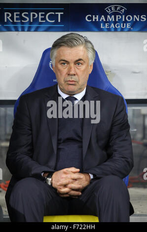 Kiew, UKRAINE - 21. November 2012: FC Paris Saint-Germain Manager Carlo Ancelotti blickt auf in UEFA Champions League Spiel gegen den FC Dynamo Kyiv am 21. November 2012 in Kiew, Ukraine Stockfoto