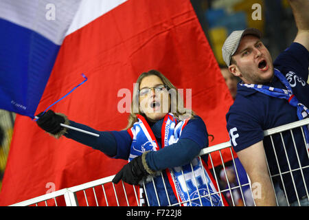 Kiew, UKRAINE - 15. November 2013: Frankreich Fußball Team Anhänger zeigen ihre Unterstützung während der FIFA WM 2014 Quali Stockfoto