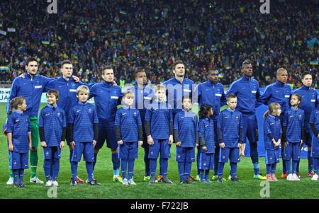 Kiew, UKRAINE - 15. November 2013: Frankreich Fußball Nationalspieler nicht identifizierte junge Fußballer zu hören und die nationalen Stockfoto