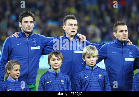 Kiew, UKRAINE - 15. November 2013: Frankreich Fußball Nationalspieler nicht identifizierte junge Fußballer zu hören und die nationalen Stockfoto